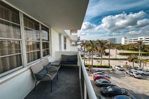 Condo in Hollywood, Florida, 1 bedroom  № 1752626 - photo 4