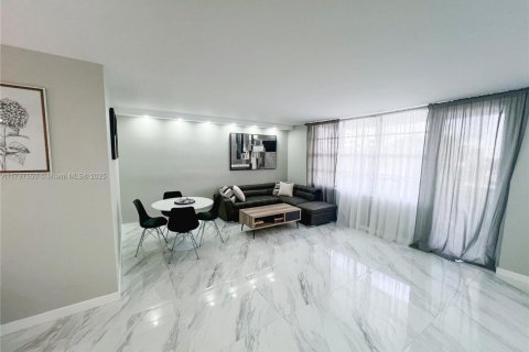 Condo in Hollywood, Florida, 1 bedroom  № 1752626 - photo 6