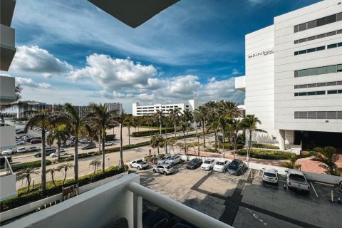 Condo in Hollywood, Florida, 1 bedroom  № 1752626 - photo 16