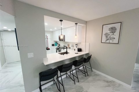 Condo in Hollywood, Florida, 1 bedroom  № 1752626 - photo 8