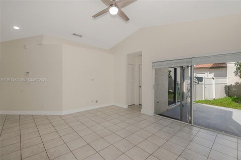Townhouse in Pembroke Pines, Florida 3 bedrooms, 125.98 sq.m. № 2040503 - photo 5