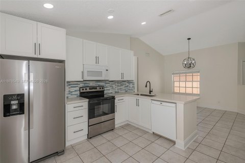 Townhouse in Pembroke Pines, Florida 3 bedrooms, 125.98 sq.m. № 2040503 - photo 13