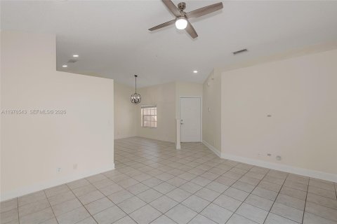 Townhouse in Pembroke Pines, Florida 3 bedrooms, 125.98 sq.m. № 2040503 - photo 6