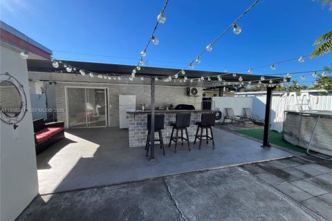 House in Hollywood, Florida 3 bedrooms, 145.21 sq.m. № 1996093 - photo 2