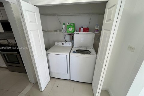 House in Hollywood, Florida 3 bedrooms, 145.21 sq.m. № 1996093 - photo 10