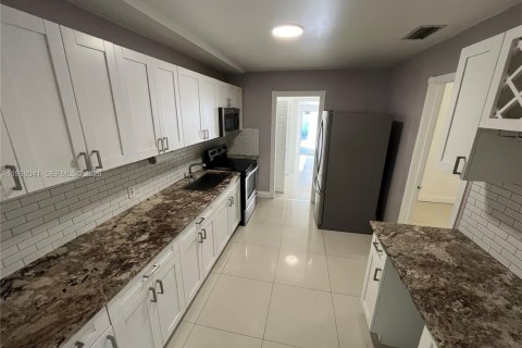 House in Hollywood, Florida 3 bedrooms, 145.21 sq.m. № 1996093 - photo 6