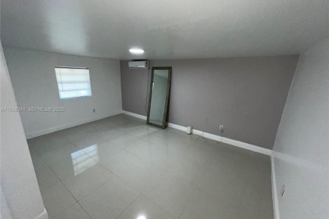 House in Hollywood, Florida 3 bedrooms, 145.21 sq.m. № 1996093 - photo 7