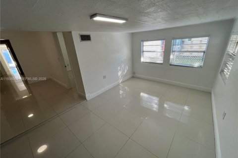 House in Hollywood, Florida 3 bedrooms, 145.21 sq.m. № 1996093 - photo 12