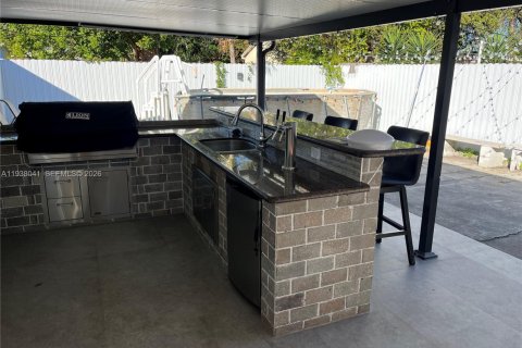 House in Hollywood, Florida 3 bedrooms, 145.21 sq.m. № 1996093 - photo 3