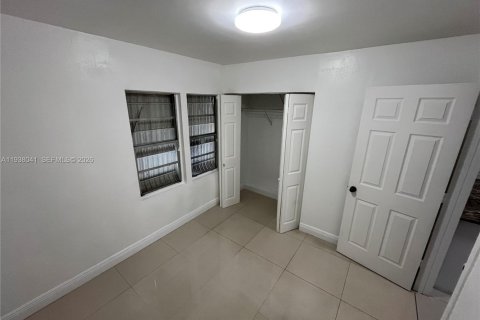 House in Hollywood, Florida 3 bedrooms, 145.21 sq.m. № 1996093 - photo 13