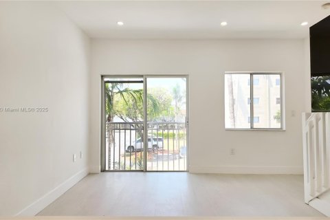 Touwnhouse à vendre à Miami, Floride: 2 chambres, 87.33 m2 № 1712296 - photo 3