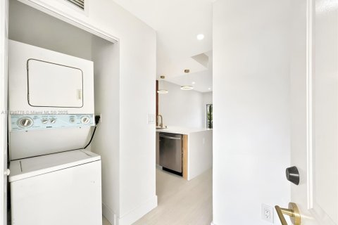 Touwnhouse à vendre à Miami, Floride: 2 chambres, 87.33 m2 № 1712296 - photo 11