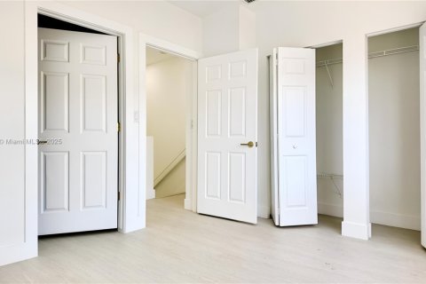 Touwnhouse à vendre à Miami, Floride: 2 chambres, 87.33 m2 № 1712296 - photo 6