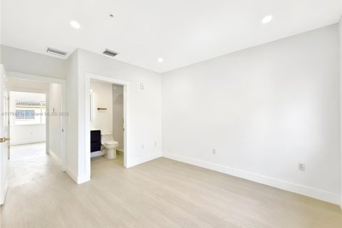 Touwnhouse à vendre à Miami, Floride: 2 chambres, 87.33 m2 № 1712296 - photo 9