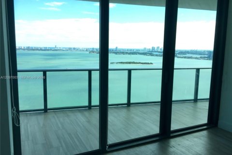 Condo in Miami, Florida, 2 bedrooms  № 2392446 - photo 2