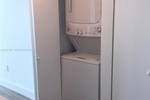 Condo in Miami, Florida, 2 bedrooms  № 2392446 - photo 16