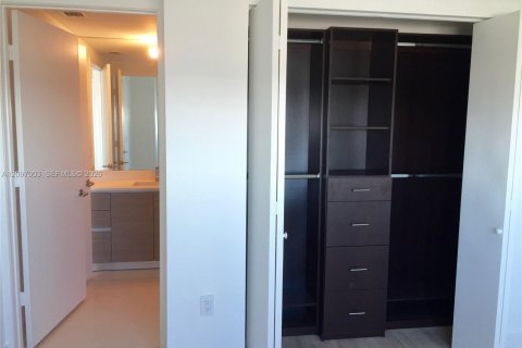 Condo in Miami, Florida, 2 bedrooms  № 2392446 - photo 19