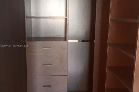 Condo in Miami, Florida, 2 bedrooms  № 2392446 - photo 12