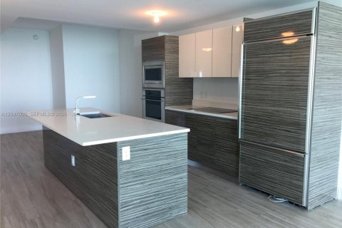 Condo in Miami, Florida, 2 bedrooms  № 2392446 - photo 5