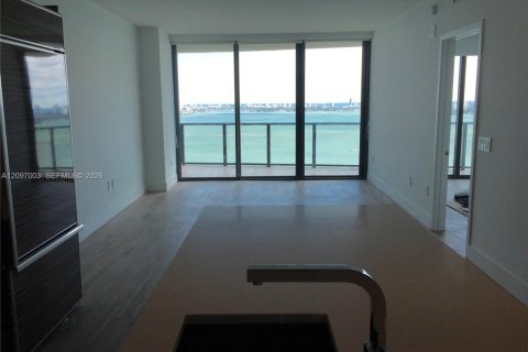Condo in Miami, Florida, 2 bedrooms  № 2392446 - photo 3