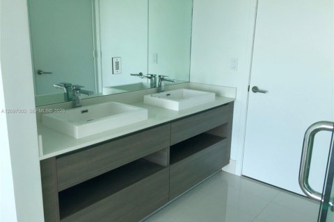 Condo in Miami, Florida, 2 bedrooms  № 2392446 - photo 9