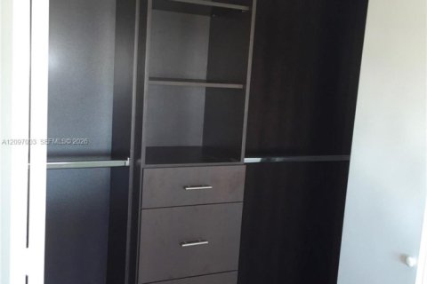Condo in Miami, Florida, 2 bedrooms  № 2392446 - photo 15