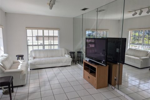 Casa en alquiler en Tampa, Florida, 3 dormitorios, 147.9 m2 № 1148553 - foto 8
