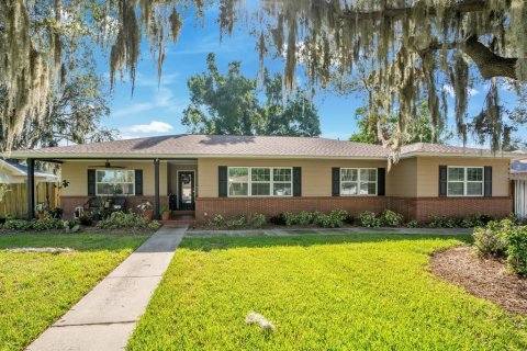 House in Lakeland, Florida 4 bedrooms, 217.21 sq.m. № 2329485