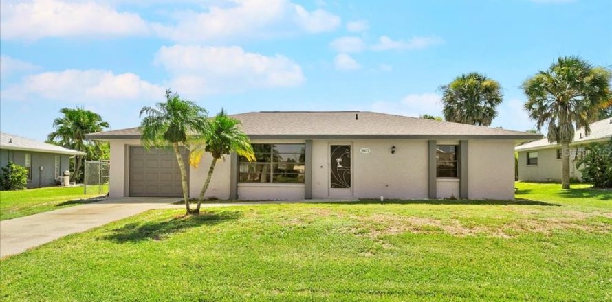 House in Port Charlotte, Florida 2 bedrooms, 93.74 sq.m. № 1827130