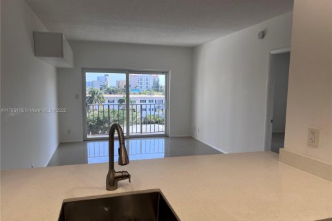Condominio en venta en Pompano Beach, Florida, 1 dormitorio, 68.75 m2 № 1739028 - foto 9