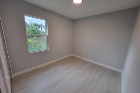 Casa en venta en Port Charlotte, Florida, 4 dormitorios, 149.2 m2 № 1904223 - foto 19