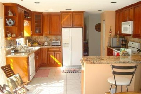 Villa ou maison à louer à Doral, Floride: 4 chambres, 200.11 m2 № 2079933 - photo 4
