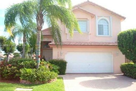 Villa ou maison à louer à Doral, Floride: 4 chambres, 200.11 m2 № 2079933 - photo 2