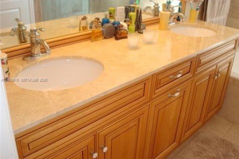 Villa ou maison à louer à Doral, Floride: 4 chambres, 200.11 m2 № 2079933 - photo 13