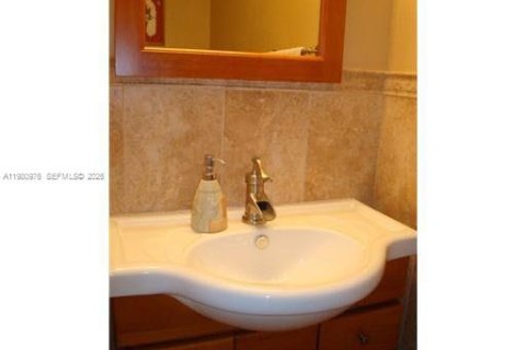 Villa ou maison à louer à Doral, Floride: 4 chambres, 200.11 m2 № 2079933 - photo 6