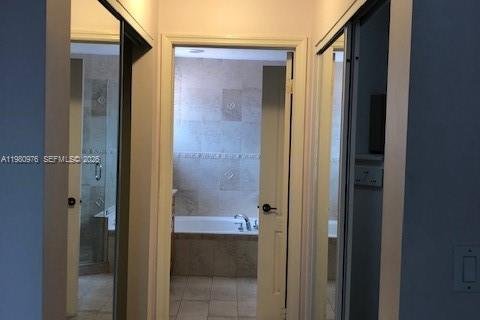 Villa ou maison à louer à Doral, Floride: 4 chambres, 200.11 m2 № 2079933 - photo 9