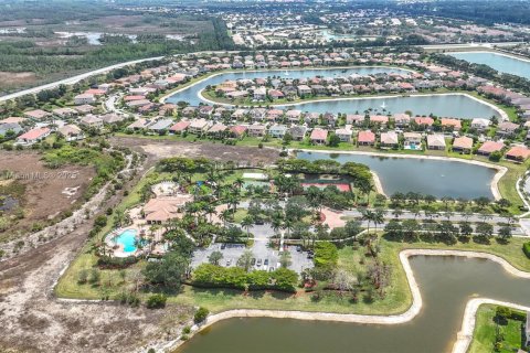 House in Royal Palm Beach, Florida 4 bedrooms, 269.42 sq.m. № 1800794 - photo 29