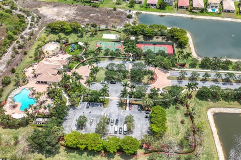 House in Royal Palm Beach, Florida 4 bedrooms, 269.42 sq.m. № 1800794 - photo 30