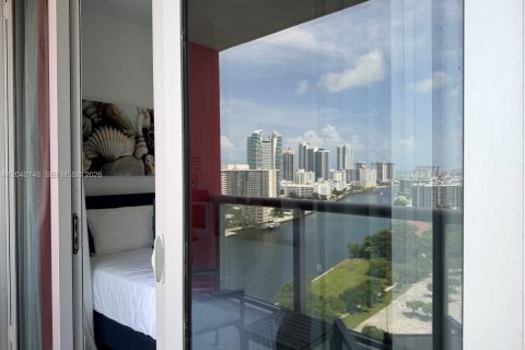 Condo in Hallandale Beach, Florida, 2 bedrooms  № 2088112 - photo 24