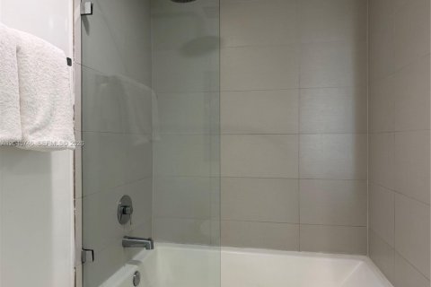 Condo in Hallandale Beach, Florida, 2 bedrooms  № 2088112 - photo 20