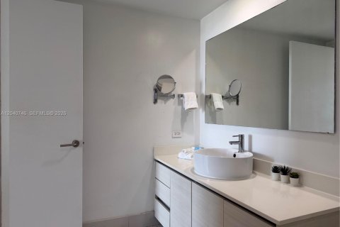 Condo in Hallandale Beach, Florida, 2 bedrooms  № 2088112 - photo 21