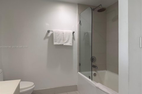 Condo in Hallandale Beach, Florida, 2 bedrooms  № 2088112 - photo 19