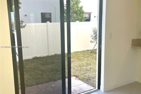 Touwnhouse à vendre à Hialeah, Floride: 3 chambres, 127.83 m2 № 1955775 - photo 12