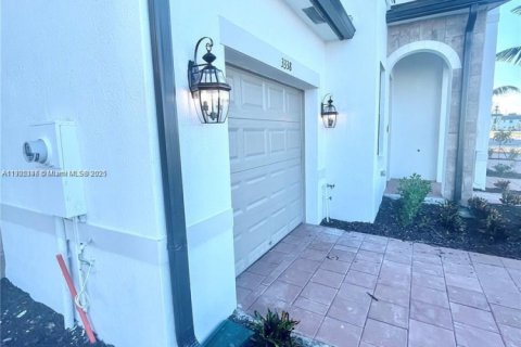 Touwnhouse à vendre à Hialeah, Floride: 3 chambres, 127.83 m2 № 1955775 - photo 2