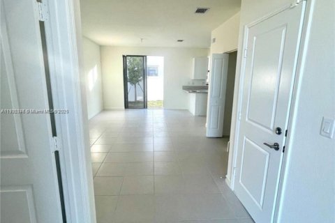 Touwnhouse à vendre à Hialeah, Floride: 3 chambres, 127.83 m2 № 1955775 - photo 3