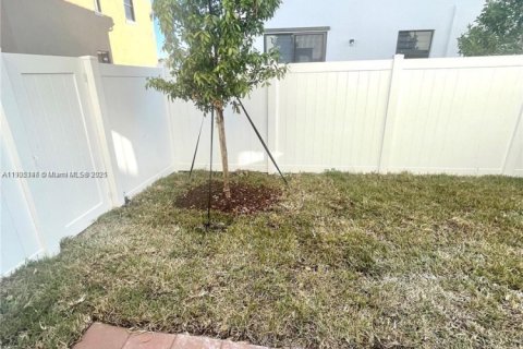 Touwnhouse à vendre à Hialeah, Floride: 3 chambres, 127.83 m2 № 1955775 - photo 13