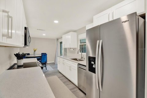 House in Tampa, Florida 4 bedrooms, 130.06 sq.m. № 1876208 - photo 7