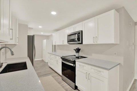 House in Tampa, Florida 4 bedrooms, 130.06 sq.m. № 1876208 - photo 9