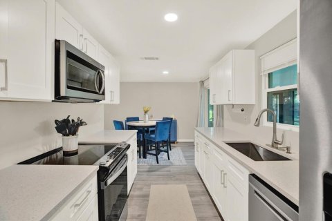 House in Tampa, Florida 4 bedrooms, 130.06 sq.m. № 1876208 - photo 8