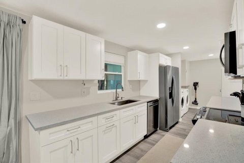House in Tampa, Florida 4 bedrooms, 130.06 sq.m. № 1876208 - photo 10